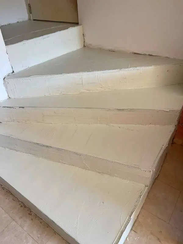 reparación de escaleras con morteros y esquineras